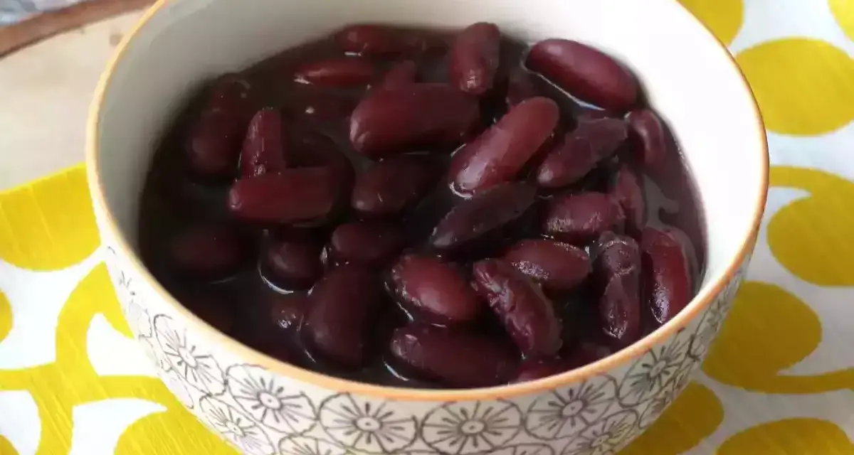 Un tazón lleno de alubias rojas tiernas y jugosas, listas para ser disfrutadas.