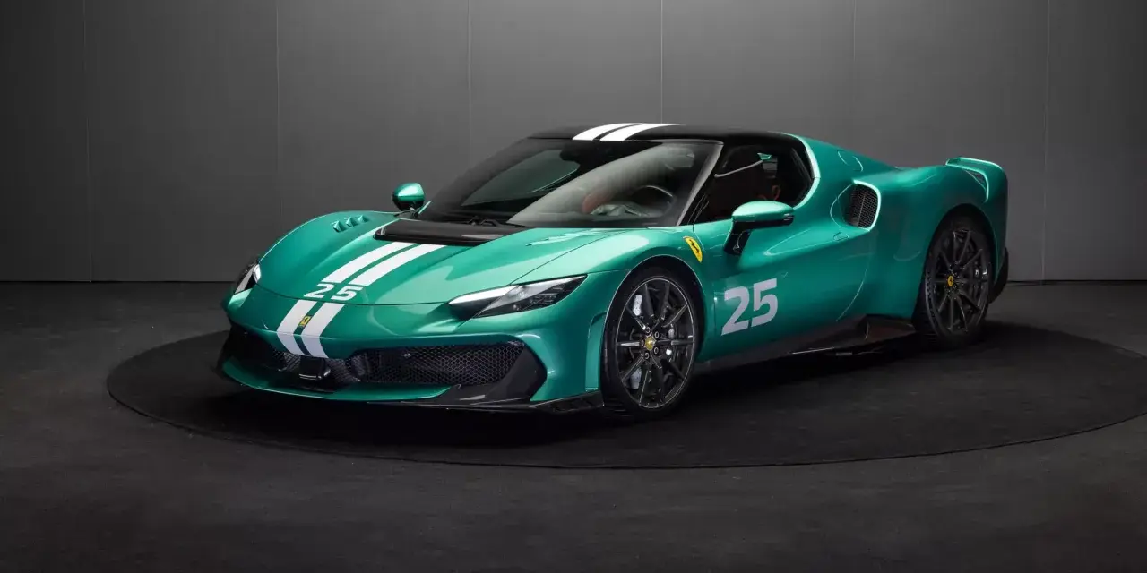 Turkusowe Ferrari 296 z białymi pasami i numerem 25, prezentowane na czarnym tle.
