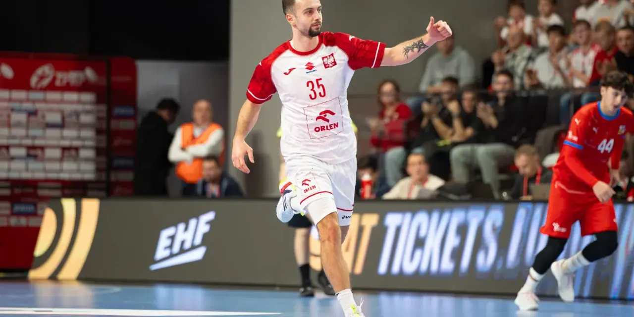 Paweł Paterek w akcji, z numerem 35 na koszulce, biegnie po boisku.