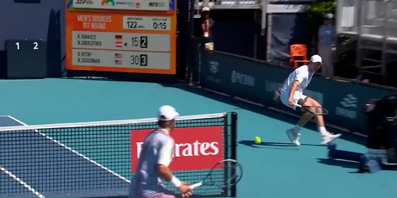 Jugadores en acción durante el tenis torneo de Miami. El marcador muestra el progreso del partido.