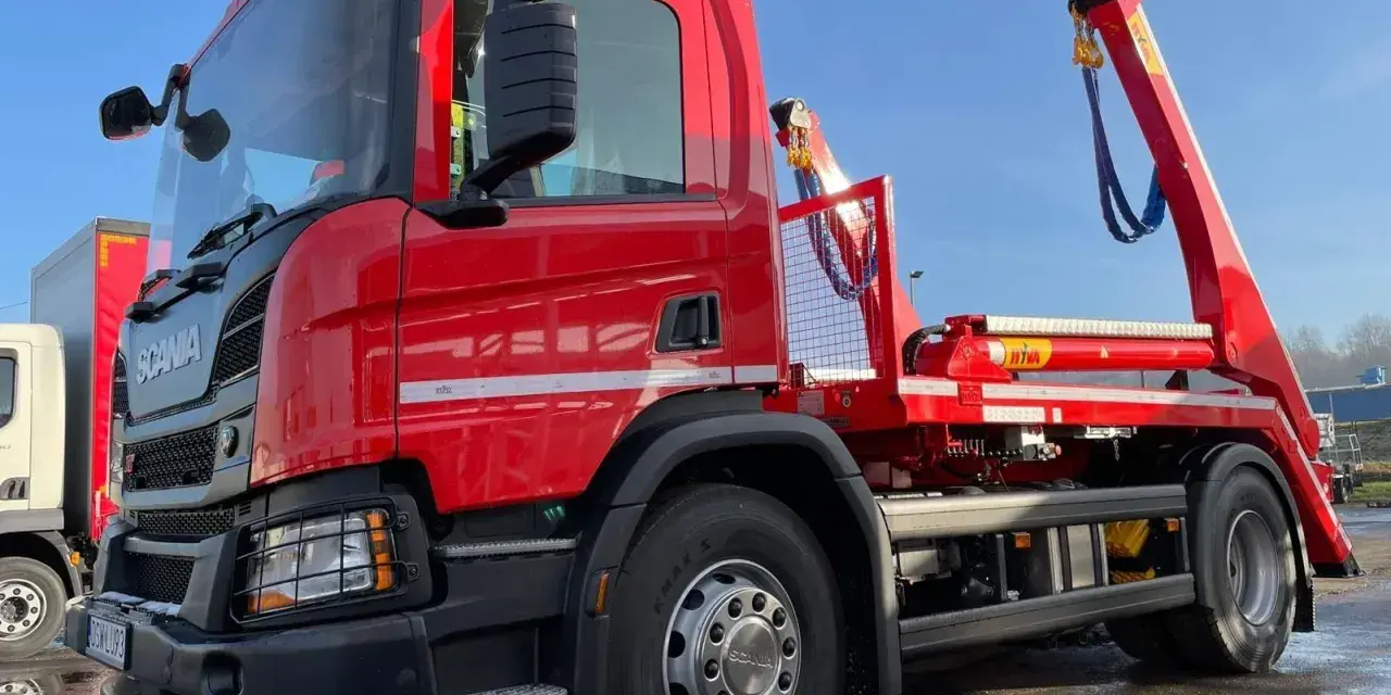Czerwony hakowiec Scania gotowy do pracy. Sprawdź, jaka jest aktualna gruz cena i zamów wywóz!