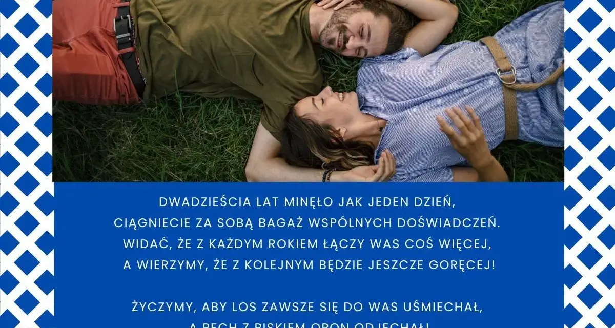 Para z uśmiechem leży na trawie, świętując 20 rocznicę ślubu. Życzenia miłości i szczęścia.