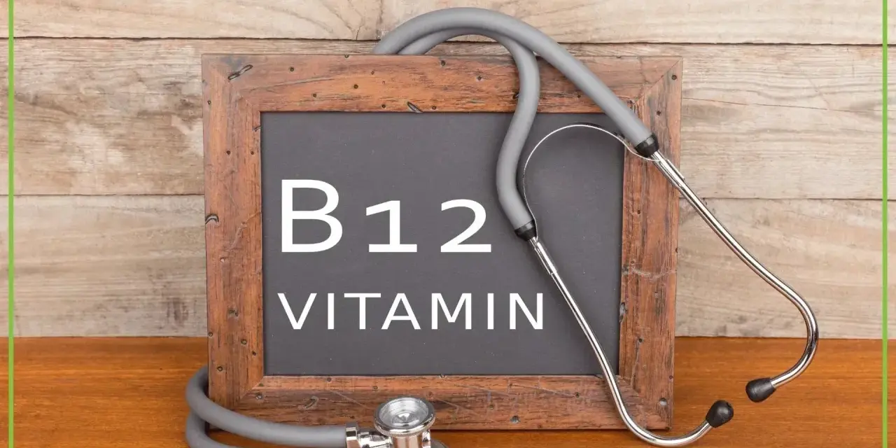 Tablica z napisem "B12 VITAMIN" i stetoskopem. Symbolizuje wysoki poziom witaminy B12 we krwi i dbałość o zdrowie.