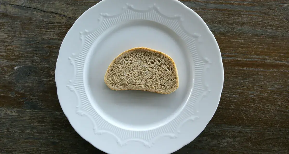 Ile kcal ma chleb? Poznaj prawdę o pieczywie i diecie.