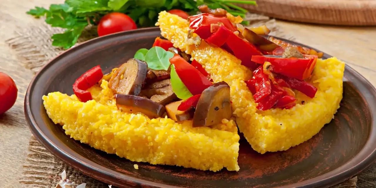 Polenta z czym jeść? Podana z duszonymi warzywami: papryką, bakłażanem i pomidorami. Pyszny pomysł na obiad!