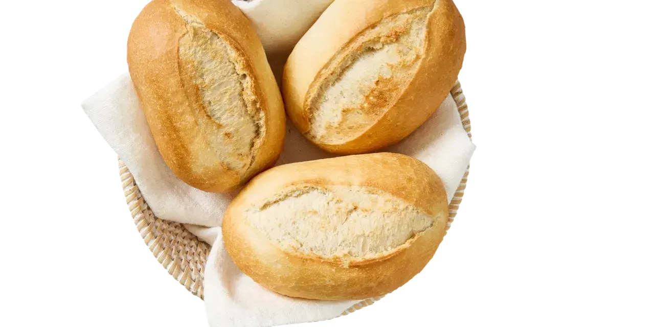 Trzy świeże bułki pszenne z piekarni Lidla, idealne na śniadanie. Sprawdź ich kcal!
