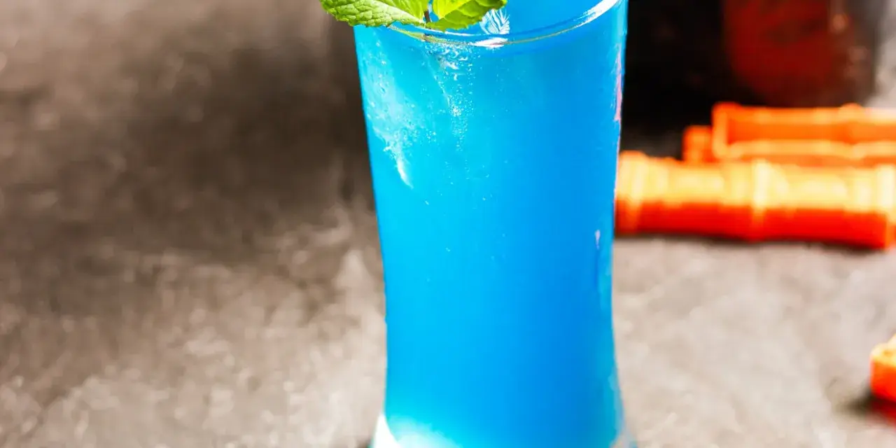 Błękitny drink, idealny kamikaze drink co zamiast blue curacao, z miętą i lodem.