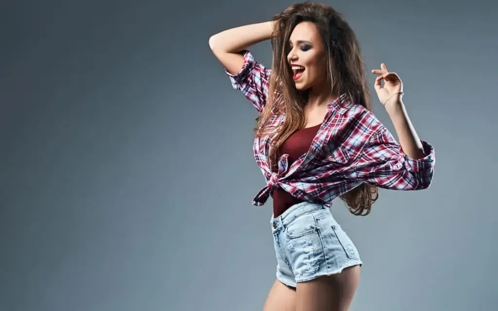 Co ubrać do jeansów na imprezę, aby wyglądać stylowo i czuć się pewnie