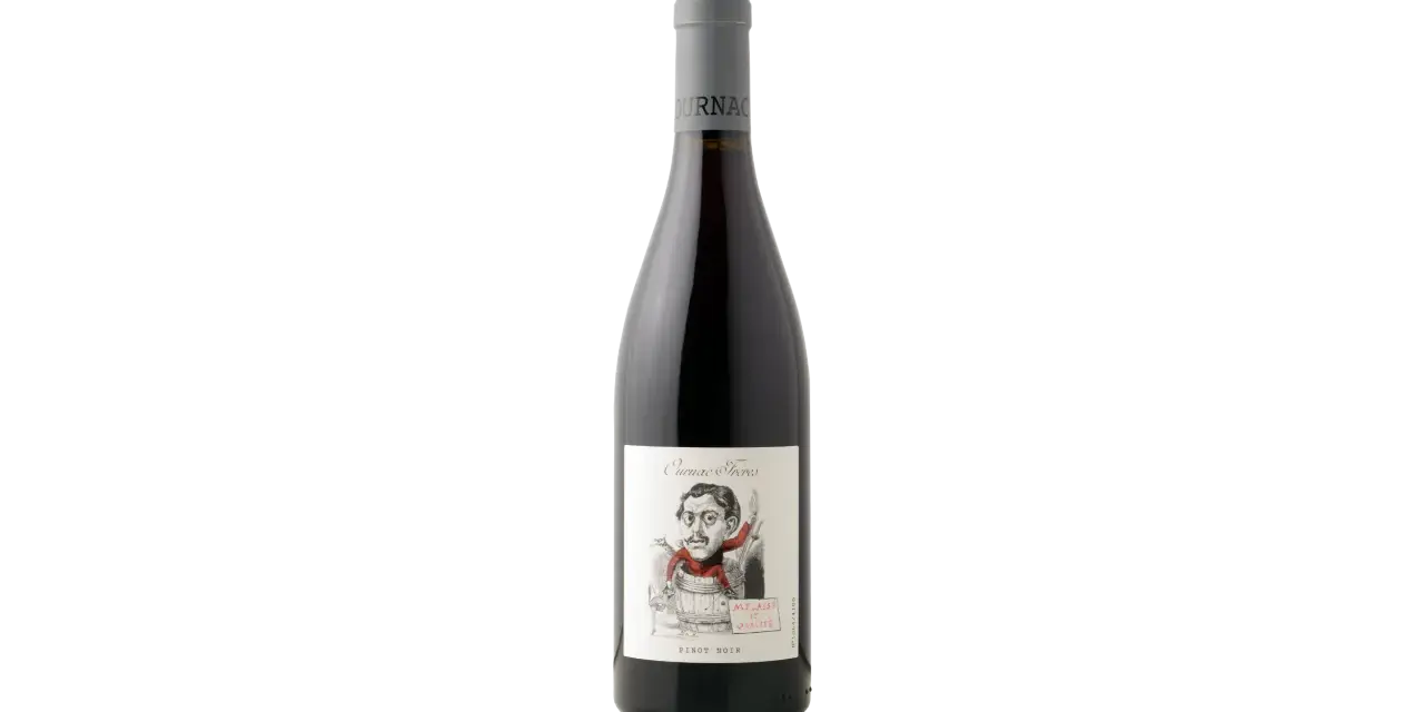 Bouteille de vin rouge avec une étiquette humoristique représentant un personnage dans un tonneau. Le vin est un Pinot Noir, dont l'origine est mise en avant.