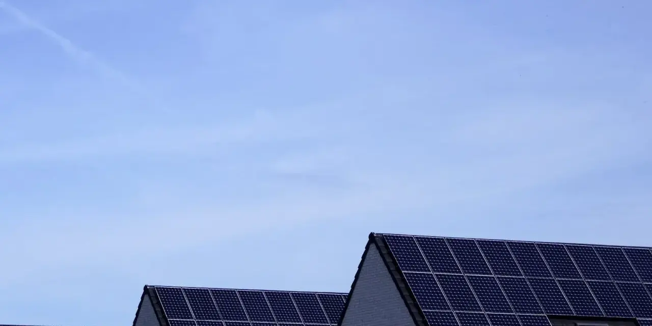 Domy z panelami monokrystalicznymi na dachach. Sprawdź, jaka jest aktualna panele monokrystaliczne cena i zainwestuj w zieloną energię.