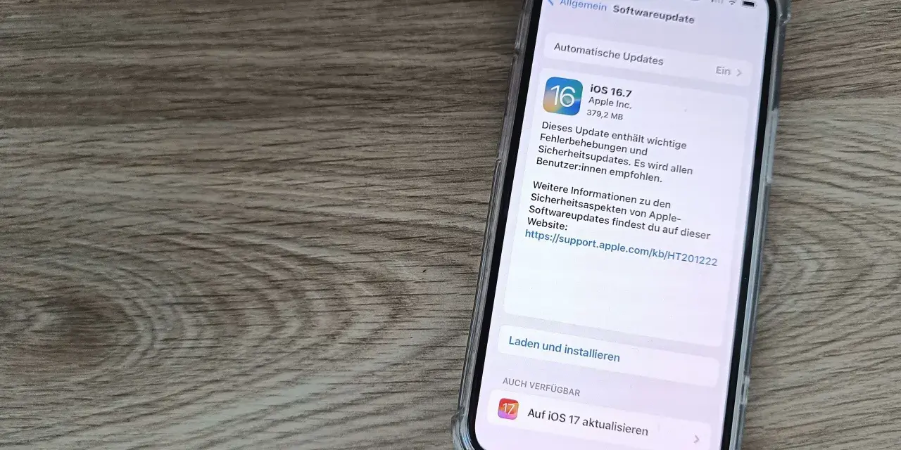 iPhone zeigt Softwareupdate iOS 16.7 an. Die Frage "iphone wie lange updates" wird durch die Anzeige von iOS 17 als verfügbar beantwortet.