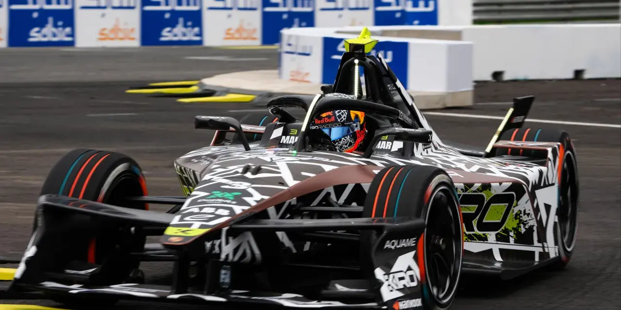 Coche de Fórmula E en Jarama, con diseño agresivo y colores vibrantes, listo para la carrera.