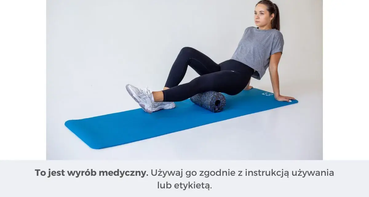 Kobieta wykonuje ćwiczenia na wałku do masażu, łagodząc ból kolana biegacza.