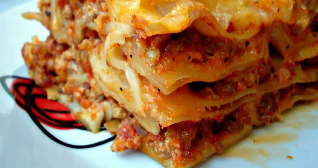 Pyszna, wielowarstwowa lasagne z mięsem i sosem pomidorowym. Kwestia smaku, czy wolisz ją z serem czy bez.
