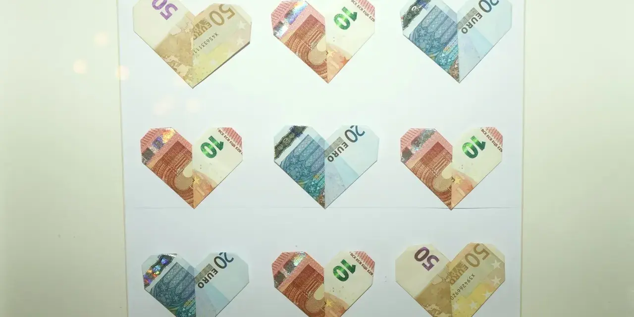 Serce z euro: jak sformułować prośbę o pieniądze zamiast prezentów. Wierszyki i ikony niepotrzebne, gdy liczy się wsparcie finansowe.