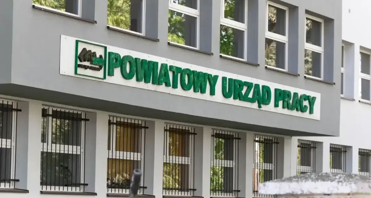 Powiatowy Urząd Pracy. Zastanawiasz się, ile czasu na zarejestrowanie w urzędzie pracy po zwolnieniu? Tu uzyskasz pomoc.