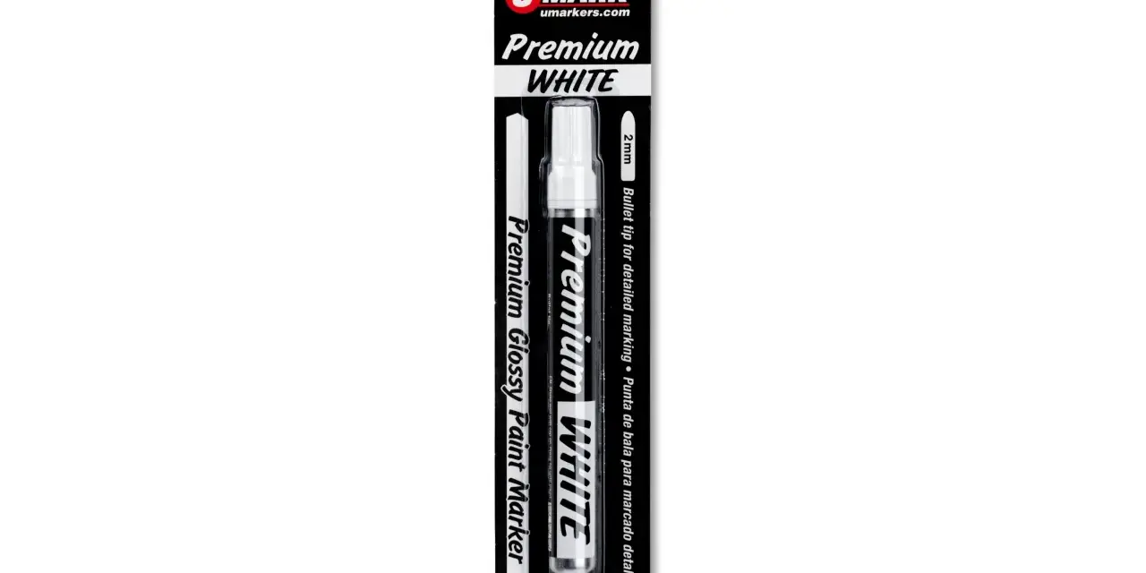 Rotulador blanco "Premium WHITE" de UMARK con punta de bala de 2mm, en su empaque.