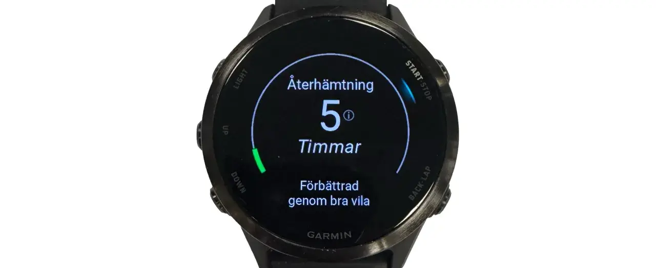 Garminklocka visar återhämtningstid på 5 timmar, förbättrad genom bra vila. Detta ger en indikation på din HRV status.