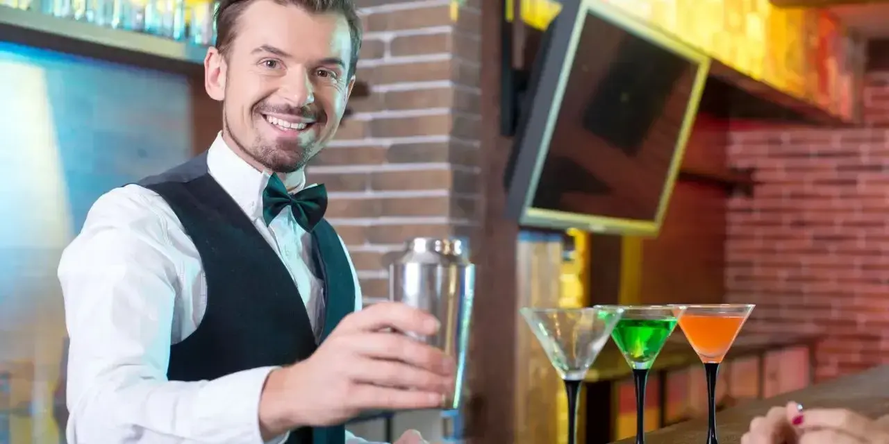 Zarobki barmana w hotelu: Od 4500 zł do... Zobacz, ile!