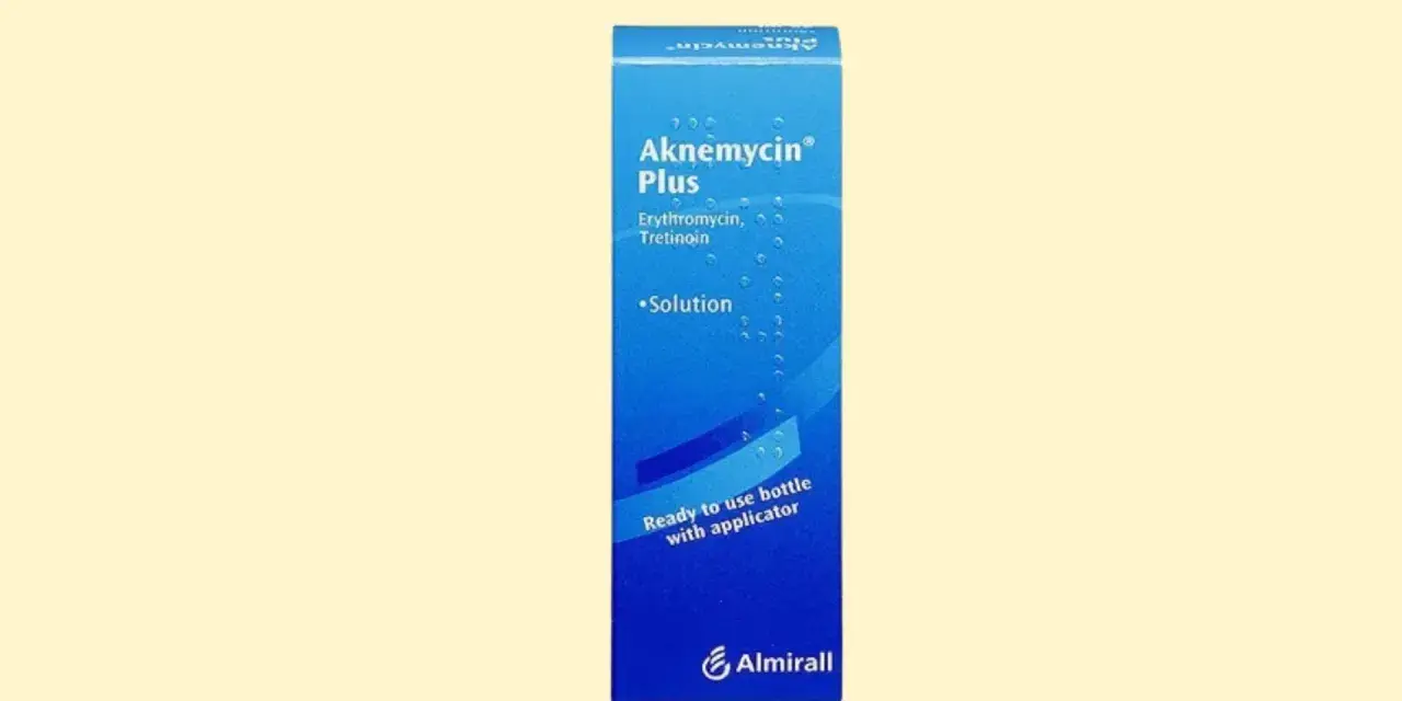 Opakowanie Aknemycin Plus, roztwór z erytromycyną i tretinoiną, gotowy do użycia z aplikatorem.
