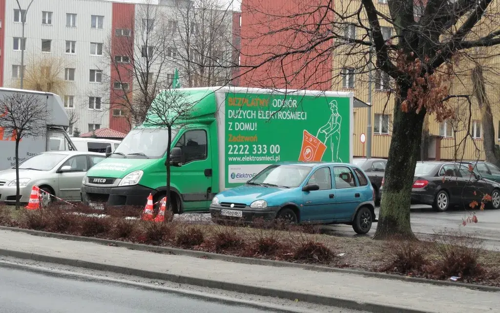 Samochód który zbiera elektrośmieci z osiedla - jak skorzystać z usługi?