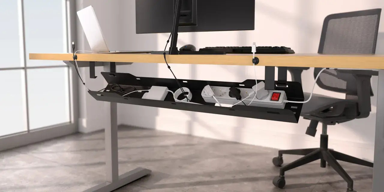 Ett rent skrivbord med en praktisk kabelsamlare som håller ordning på sladdar och grenuttag.