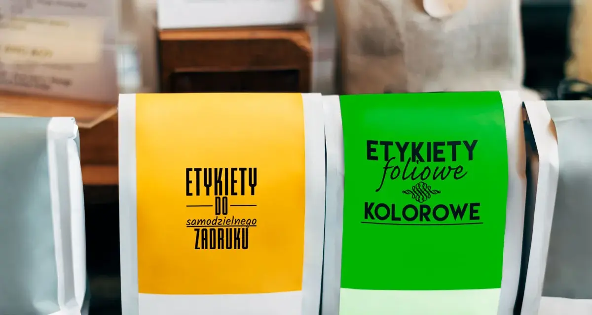 Etykiety foliowe do samodzielnego zadruku, kolorowe i żółte, gotowe do drukowania na papierze samoprzylepnym.