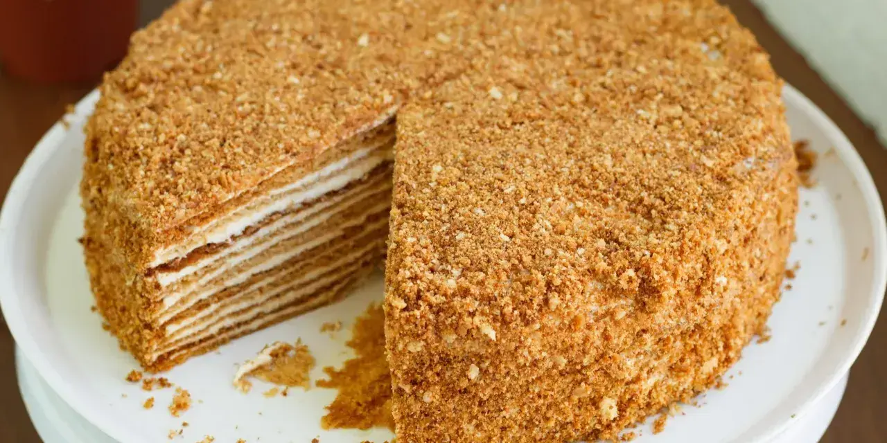 Pyszny tort miodowy, idealny na każdą okazję. Ten przepis na tort zachwyci każdego!
