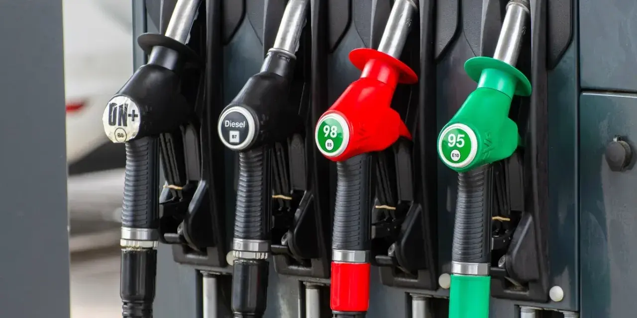 Cztery rodzaje paliwa na stacji: ON+, Diesel, 98 i 95. Różne kolory dystrybutorów ułatwiają wybór.