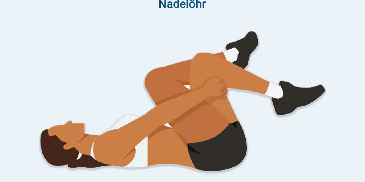 Frau in Rückenlage zieht Knie zur Brust, um den Ischiasnerv zu behandeln. Übung "Nadelöhr" zur Linderung.