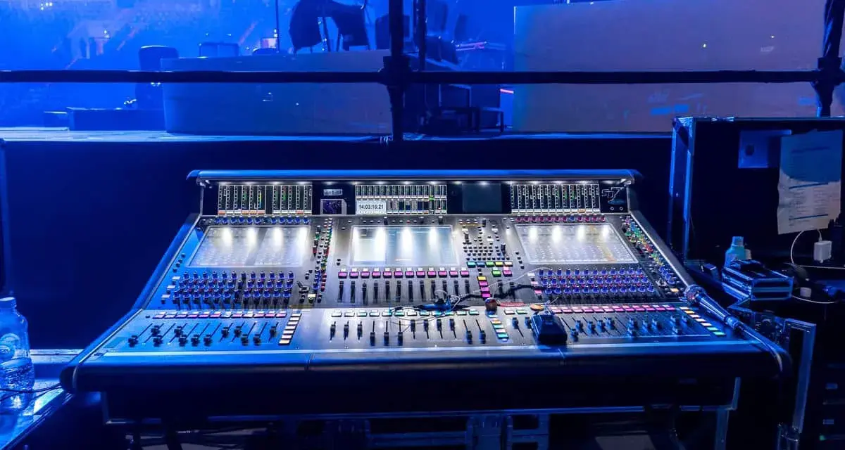 Profesjonalna konsoleta dźwiękowa, jak w **Hans Zimmer studio**, gotowa do tworzenia epickich ścieżek dźwiękowych.