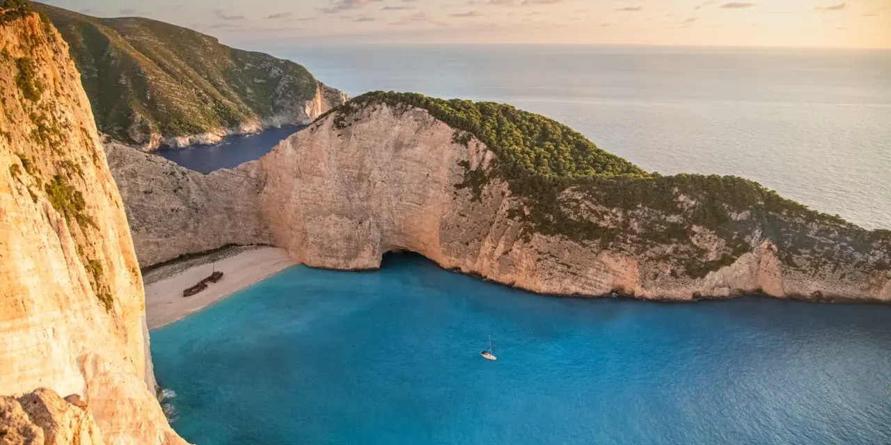 Zatoka Navagio na Zakynthos, jedno z najpiękniejszych miejsc, z wrakiem statku na plaży i turkusową wodą.