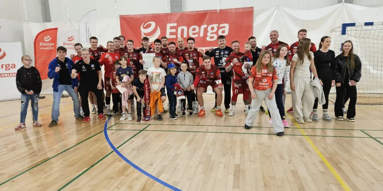 Drużyna Warmia Olsztyn piłka ręczna z kibicami po meczu.