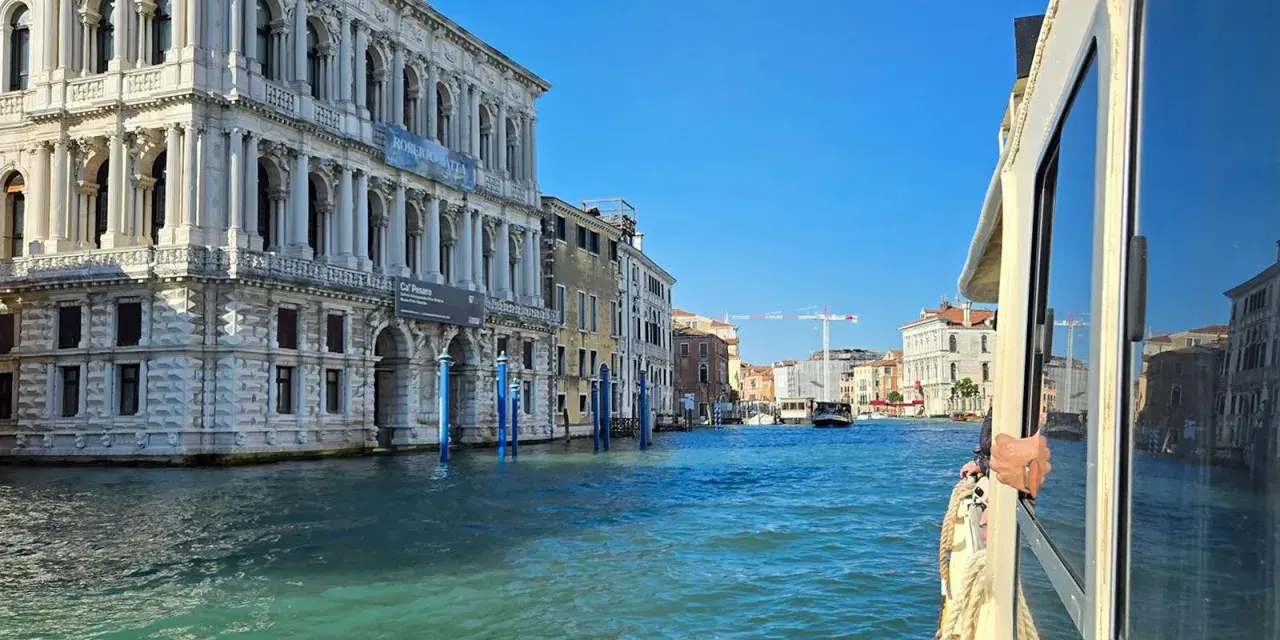 Navigando sul Canal Grande, la linea 12 venezia passa davanti a Ca' Pesaro, un palazzo storico con un'architettura imponente.