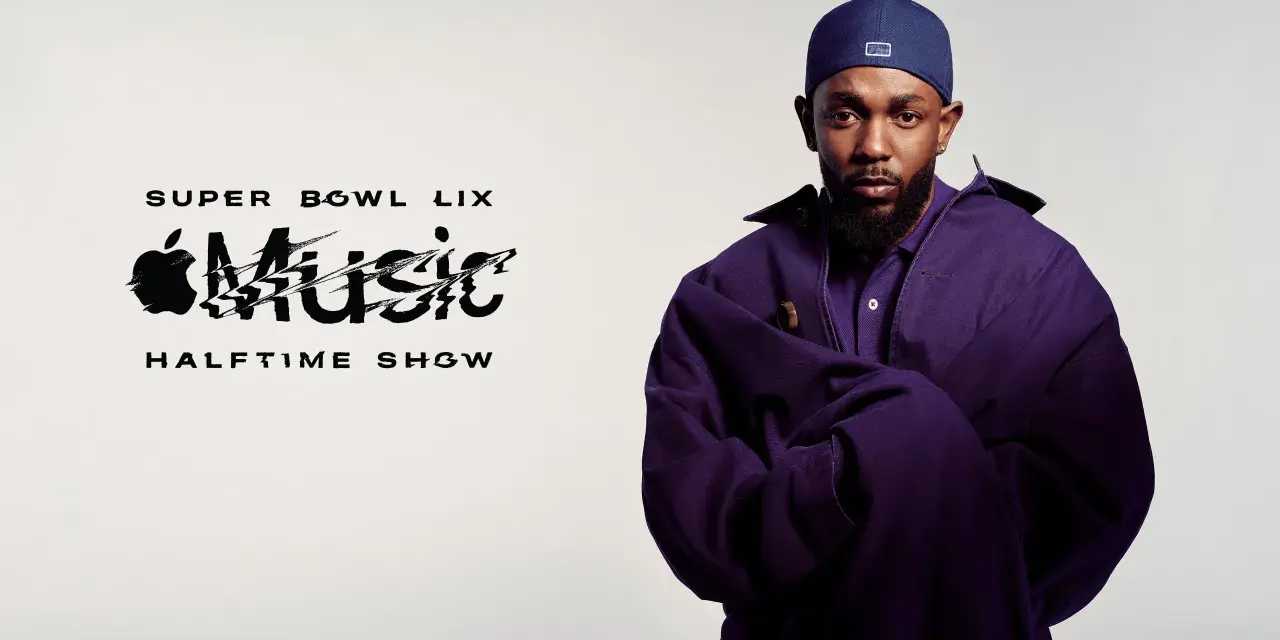 Mann mit Bart und blauer Kappe trägt lila Jacke. Text: Super Bowl LIX Apple Music Halftime Show.