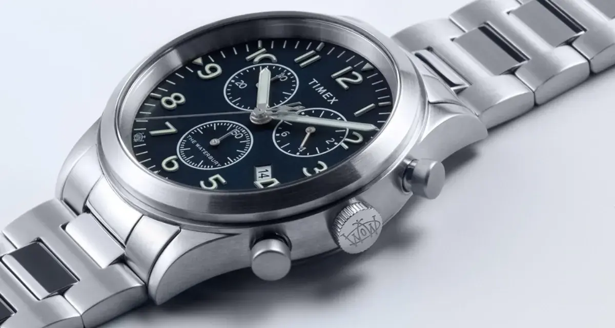 Stalowy zegarek Timex z tarczą i bransoletą, wykonany metodą PVD, prezentuje elegancki styl.