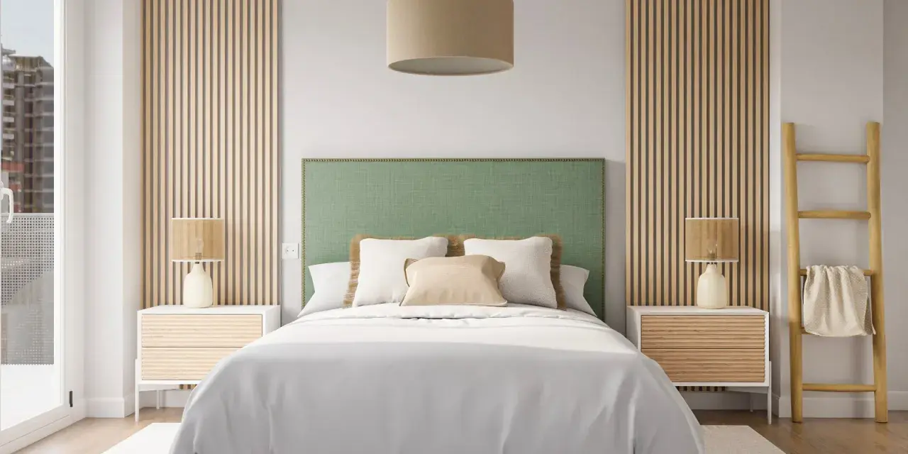Acogedor dormitorio verde y madera con cabecero tapizado, mesitas de noche de madera y lámparas.