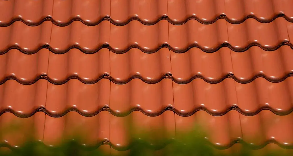 Ile kosztuje metr dachówki ceramicznej? Sprawdź ceny i oszczędź na dachu