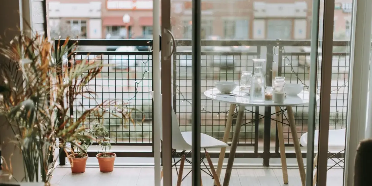 Un balcon filant aménagé avec une petite table, des chaises et des plantes. Idéal pour un café matinal ou un dîner tranquille.