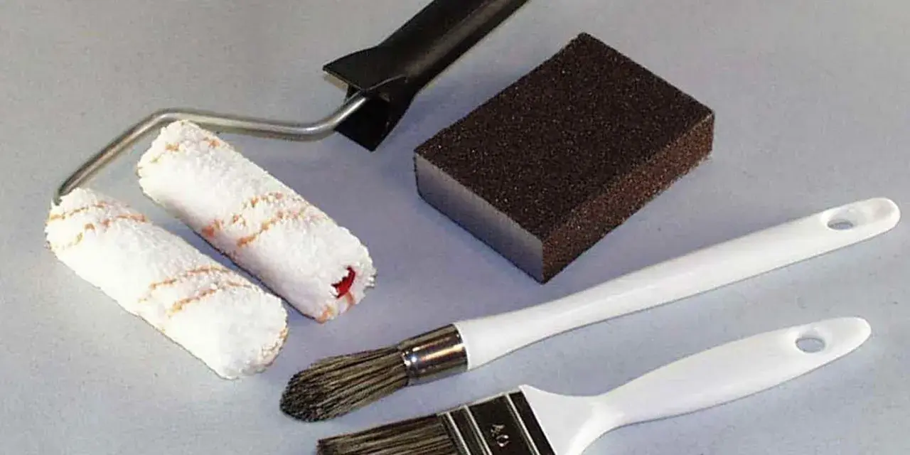 Outils pour peindre : rouleaux, pinceaux et éponge. Quel pinceau pour peinture acrylique sur toile ? Ces outils sont prêts pour votre projet.
