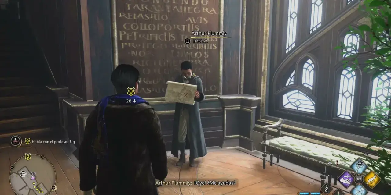 Jugador habla con Arthur Plummly, quien examina un mapa. Detrás, un muro con hechizos de Hogwarts Legacy.