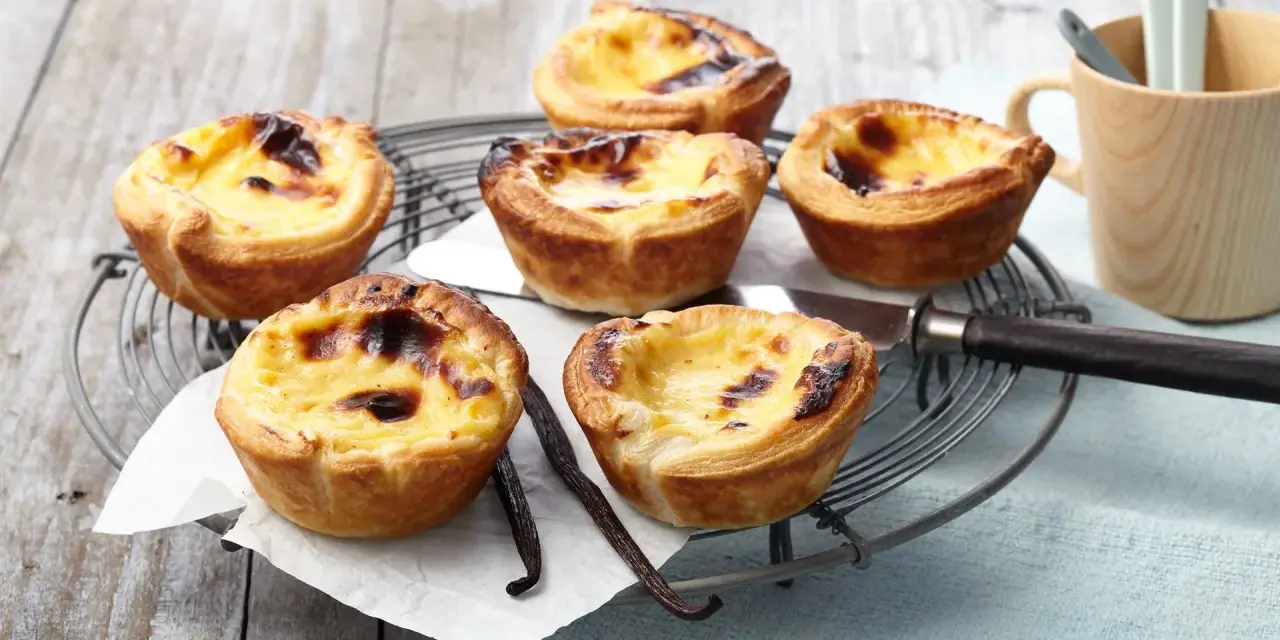 Pastéis de nata rezept vanillepudding: knusprige Törtchen mit cremiger Füllung, perfekt für jeden Anlass.