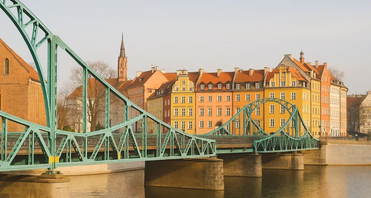 Zielony most na Odrze, kolorowe kamienice i wieża kościelna. Ciekawe ciekawostki o Wrocławiu czekają na odkrycie!