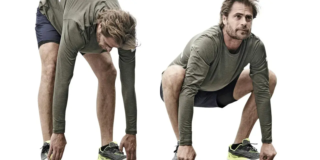 Man utför dynamisk stretching, böjer sig framåt med raka ben och rör vid skorna.