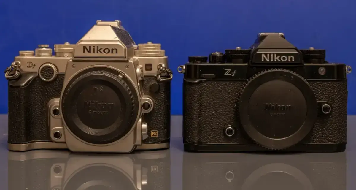 Srebrna lustrzanka Nikon Df i czarny bezlusterkowiec Nikon Zf stoją obok siebie, prezentując ewolucję fotografii.