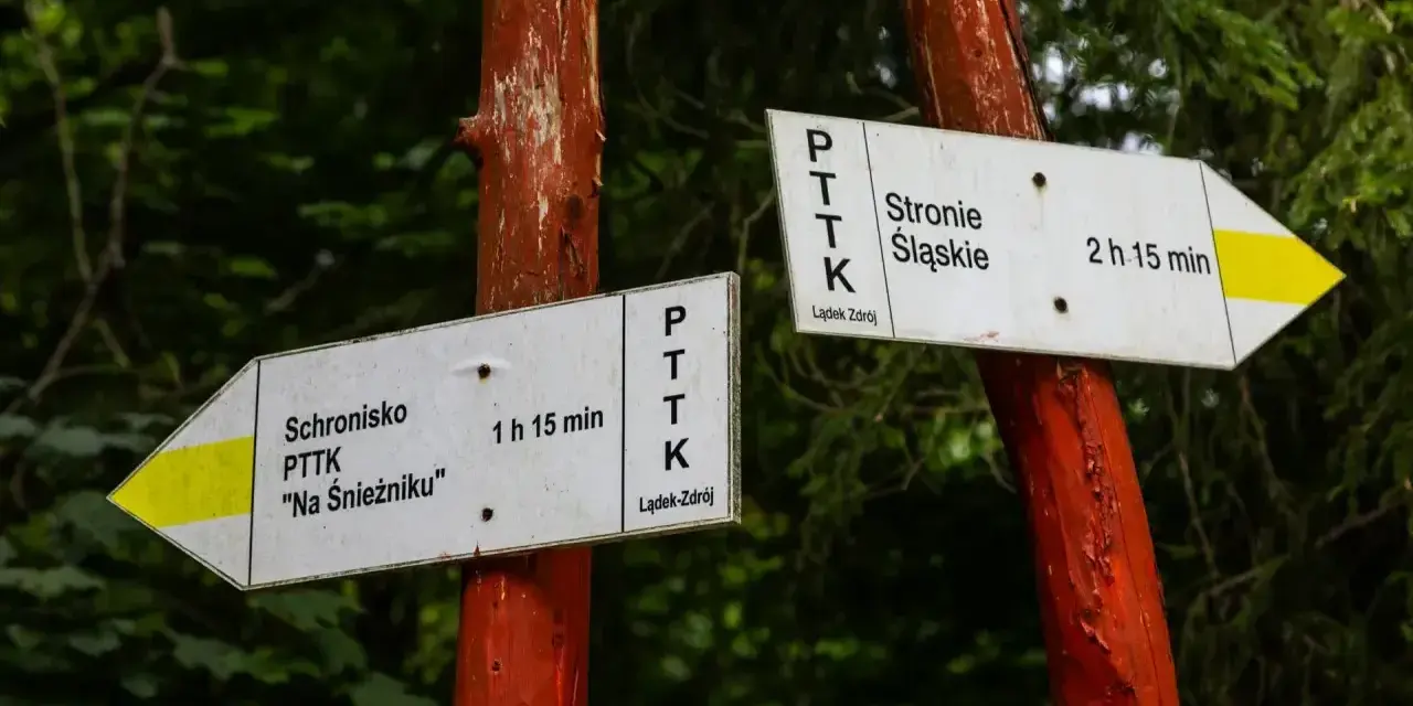 Rozdroże szlaków PTTK. Jedna trasa prowadzi do schroniska "Na Śnieżniku" (1h 15min), druga do Stronia Śląskiego (2h 15min).