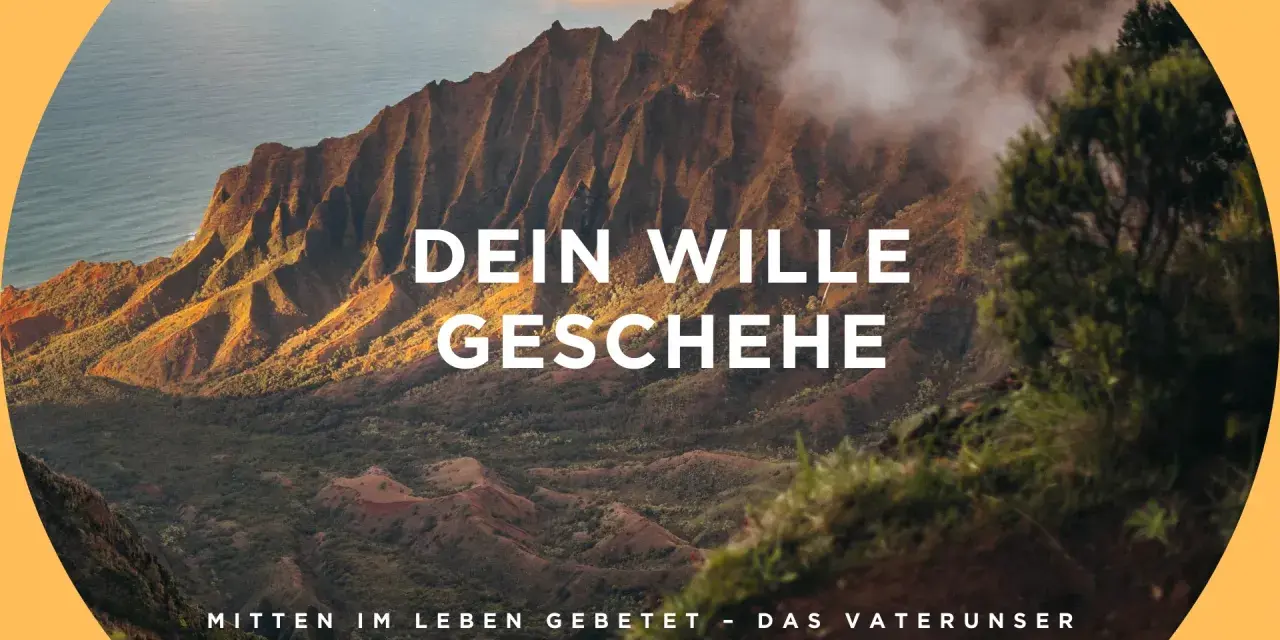 Majestätische Berge im Nebel, mit der Botschaft: "Dein Wille geschehe". Ein Gebet im Leben.