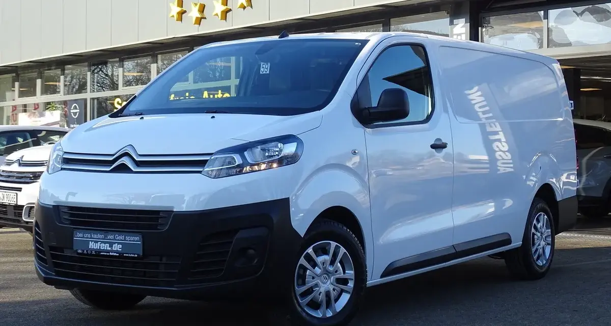 Weißer Citroen Jumpy 2.0 HDI, bereit für neue Abenteuer. Keine Probleme hier, nur ein zuverlässiger Transporter.