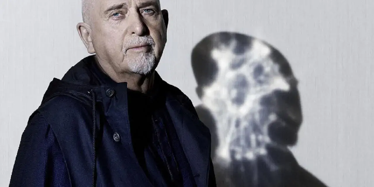 Peter Gabriel z charakterystycznym cieniem na ścianie, zapowiadający nową płytę.