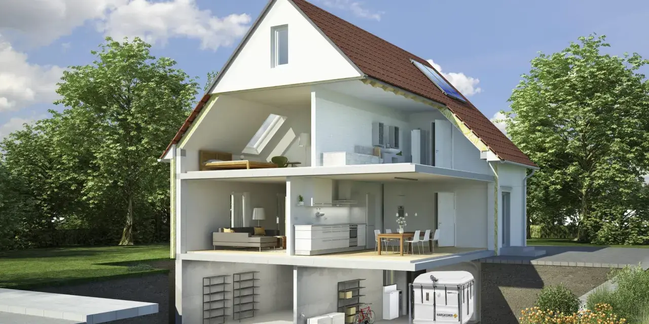 Corte de una casa que muestra habitaciones, sótano con equipo de calefacción biomasa y el exterior verde.